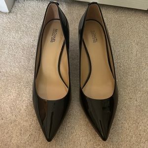 Michael kors black high heels in perfect condition,worn few times. size 8.5